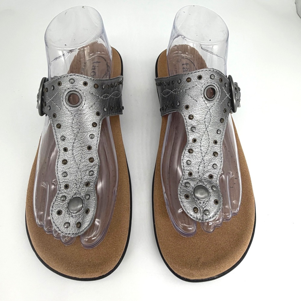 Taos Women Silver Leather Studded T-Strap Sandals US 9 FLS-14217 Comfort Footbed